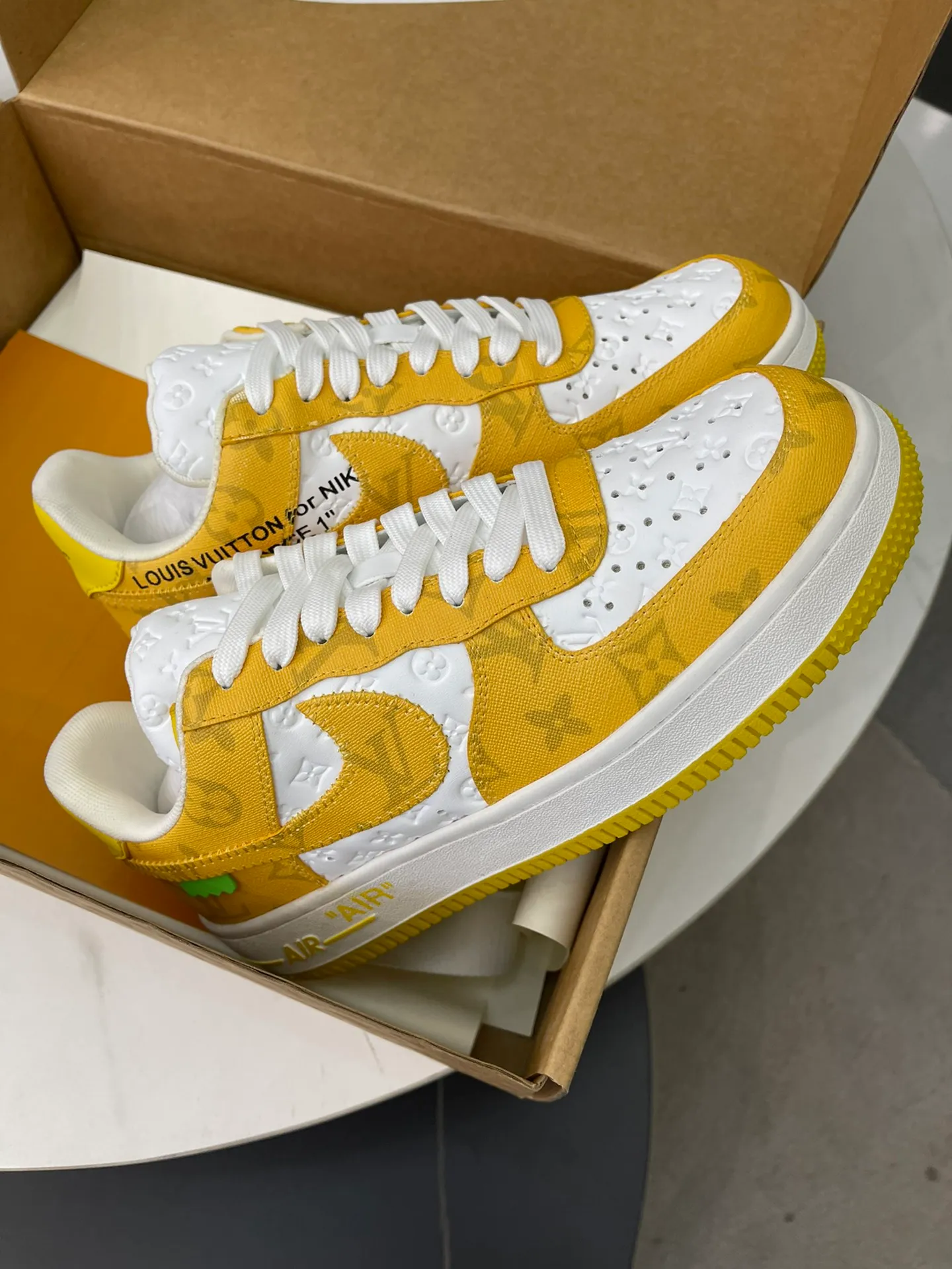 👟👟Ex-factory price 700👟👟 High version ⚠️Couple model👫Lv co-branded. Nik Air Jorda 1 Low AJ1 Jordan generation low-top classic retro culture and leisure sports basketball shoes refuse public soles and purchase raw materials synchronized with the original factory. All details restore 98% of the original flavor and are loyal to the original version. Outsole: Air cushion outsole adjusted by the original factory. Size: 35-45